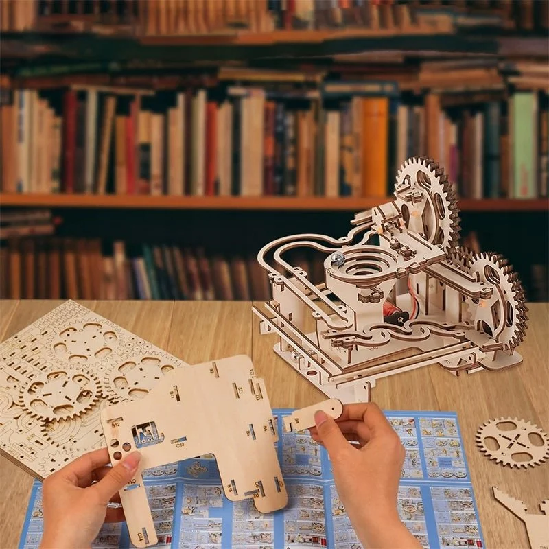 Drewniany puzzle 3D – mechaniczny tor kulkowy DIY