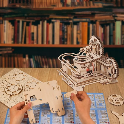 Drewniany puzzle 3D – mechaniczny tor kulkowy DIY