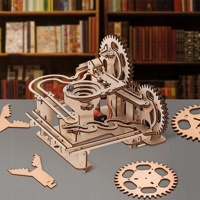 Drewniany puzzle 3D – mechaniczny tor kulkowy DIY